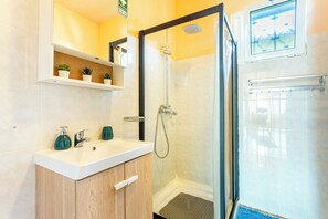 Een douche, een haardroger, een bidet, handdoeken