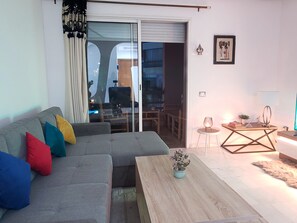 Living area - Neuf et Propre Joli 2 ch Salon et vue sur Piscine Netflix/iptv/fibre Équipée (Marrakech)