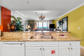 Frigorífic, microones, forn i placa de cuina