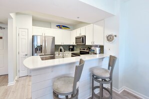 Réfrigérateur, four à micro-ondes, un four, surface de cuisson