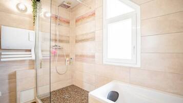 Douche, sĂšche-cheveux, serviettes fournies, savon