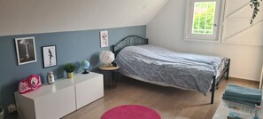 3 bedrooms, free WiFi, bed sheets - La Casa des Augas 3-bedroom rental on the first floor of our house (Ousse)