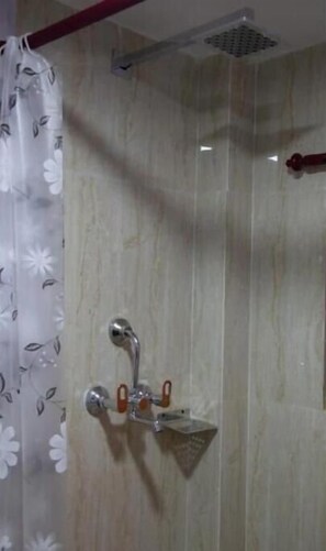 Shower, hair dryer, towels, soap - Himalaya Inn, Room - Ganesh 2 (Kathmandu)