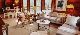 Cozy Mountain Top Log Cabin In Hocking Hills! Pet- Friendly!
