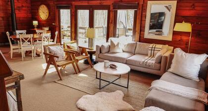 Cozy Mountain Top Log Cabin In Hocking Hills! Pet- Friendly!