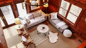 Smart-tv, een open haard en een dvd-speler