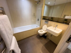 Premium-Apartment | Badezimmer | Duschwanne, Handtücher