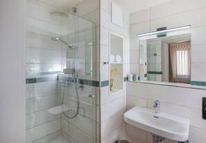 Habitación doble | Baño | Ducha, secador de pelo y toallas