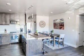 雪櫃、微波爐、焗爐、爐具