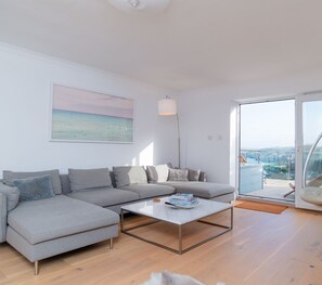 Smart-TV, Kamin, Stereoanlage