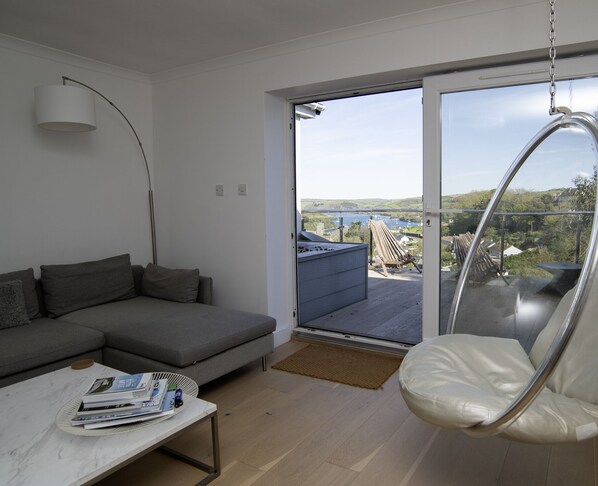 Smart TV, chimenea y estéreo 