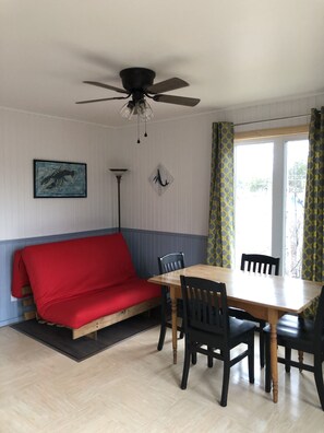 Chanterelle #1 | Living area | 32-inch Smart TV with cable channels - Les chanterelles de Forillon (Gaspé)