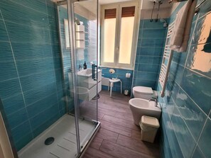 Shower, eco-friendly toiletries, hair dryer, bidet - Le Case di Ale (Salerno)