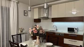 Comfort Apartment | Private kitchenette | Fridge, microwave, oven, stovetop