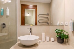 Dusche, Haartrockner, Bidet, Handtücher