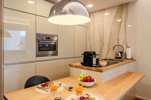 Kühlschrank, Ofen, Herdplatte, Geschirrspüler