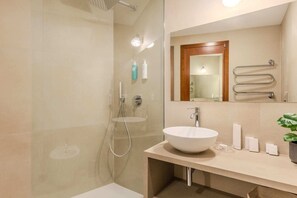 Bruser, hårtørrer, bidet, håndklæder