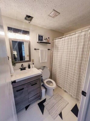 Een douche, een haardroger, handdoeken, zeep