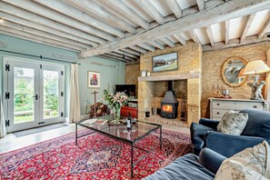 Una televisión, una chimenea