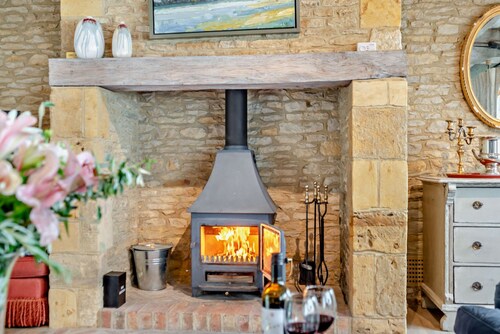 Stylishly presented dog friendly Cotswold barn conversion - Rectory Barn