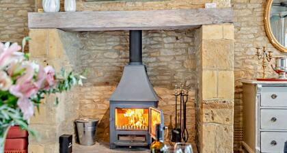 Stylishly presented dog friendly Cotswold barn conversion - Rectory Barn