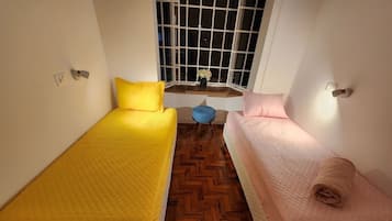 Camera Standard con letto matrimoniale o 2 letti singoli, 2 letti singoli | Tende oscuranti, ferro/asse da stiro, Wi-Fi gratuito, lenzuola
