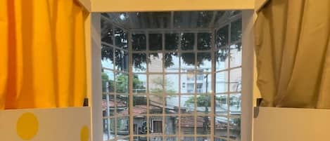 Asrama Umum Standar, asrama campuran | Tirai kedap cahaya, setrika/meja setrika, Wi-Fi gratis, dan seprai linen