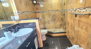 Shower, hair dryer, towels, soap - #66 New Montesinos Home by Joyful Moments Vacation (Tampa)