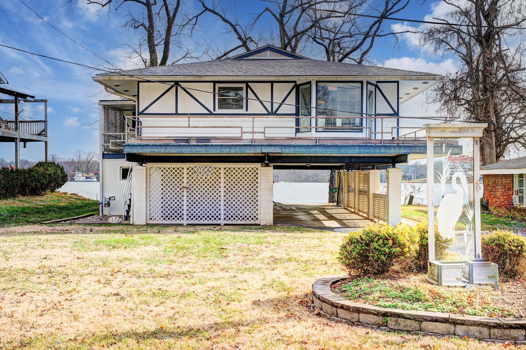 Riverside spot! 8 mls or less to Louisville, Jeffersonville & public boat ramp. 