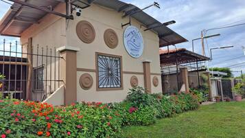 Vista frontal de la propiedad