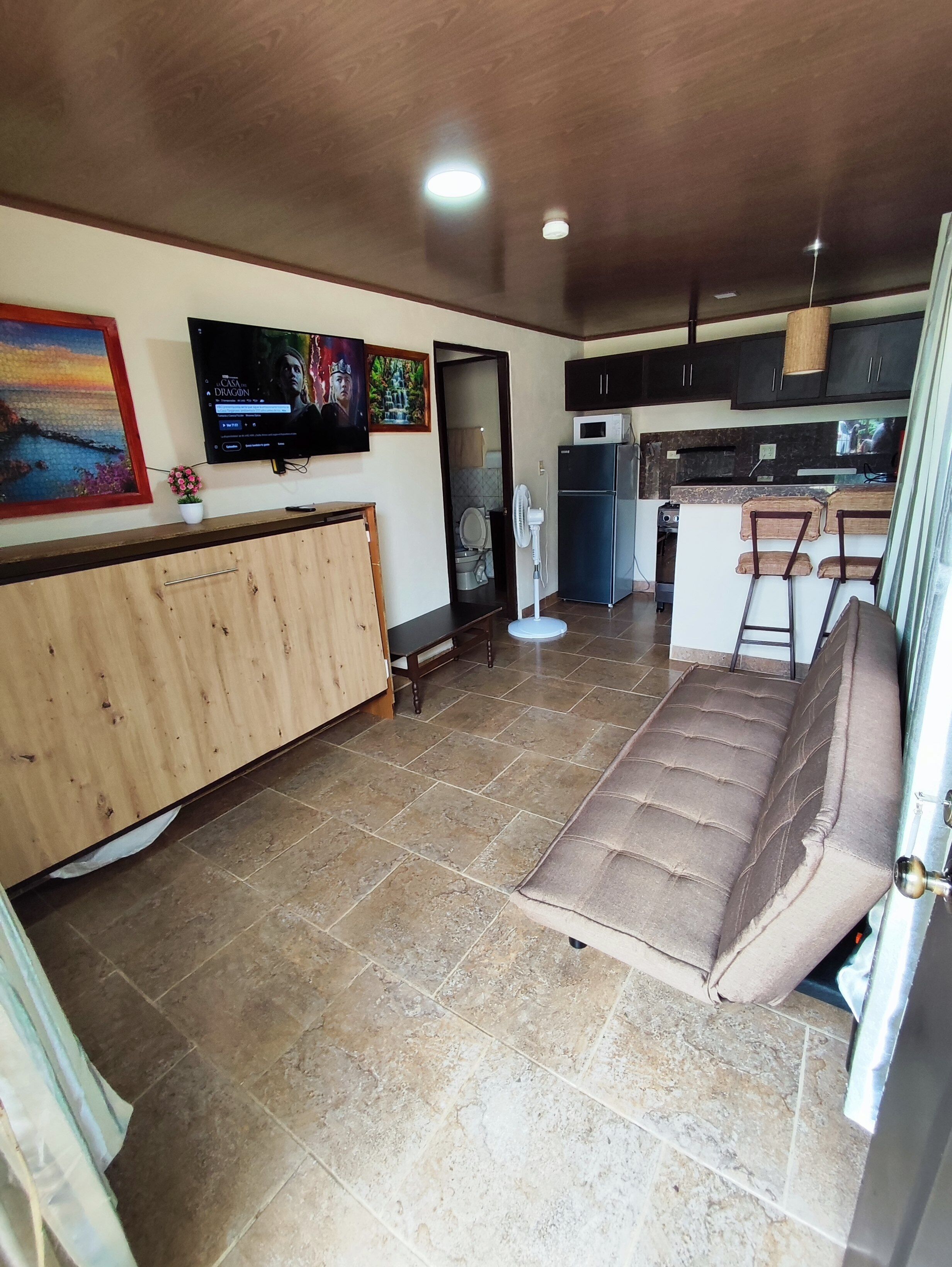 Apartemen Deluks | Area keluarga | Smart TV 43-inci dengan saluran TV digital