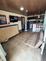 Apartamento Deluxe | Zona de estar | Smart TV de 43 pulgadas con canales digitales