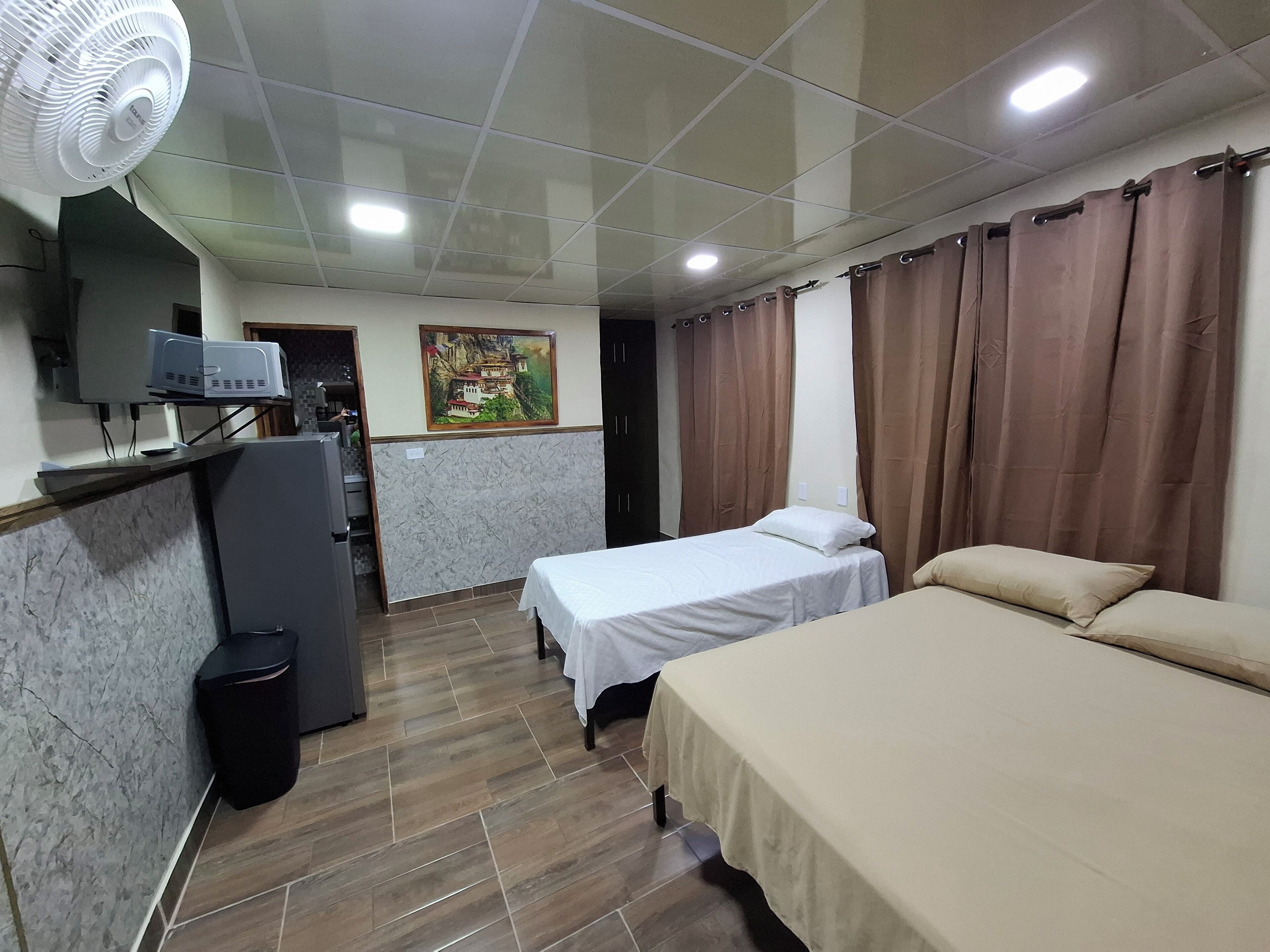 Muebles diferentes, wifi gratis y ropa de cama 