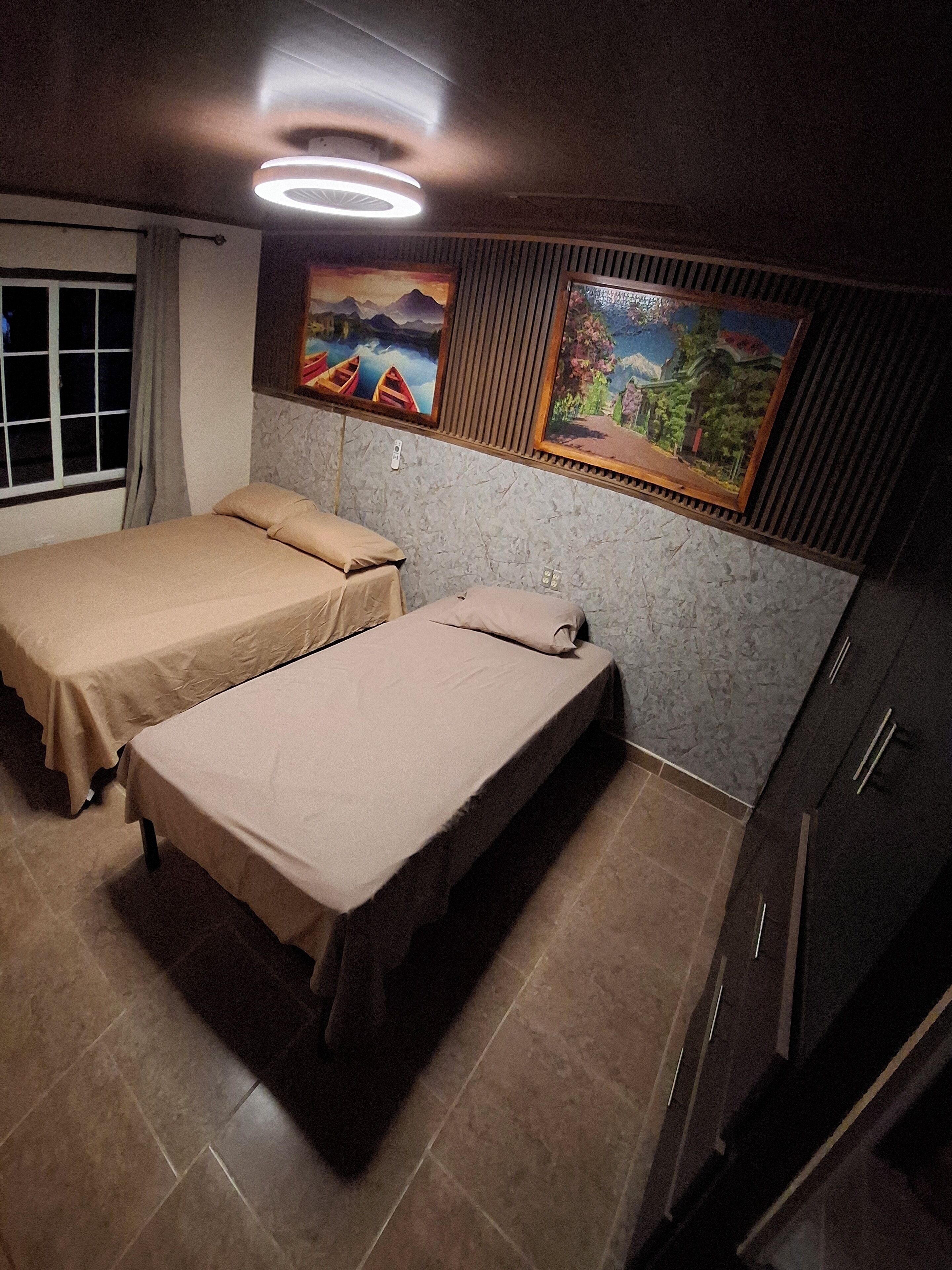 Muebles diferentes, wifi gratis y ropa de cama 