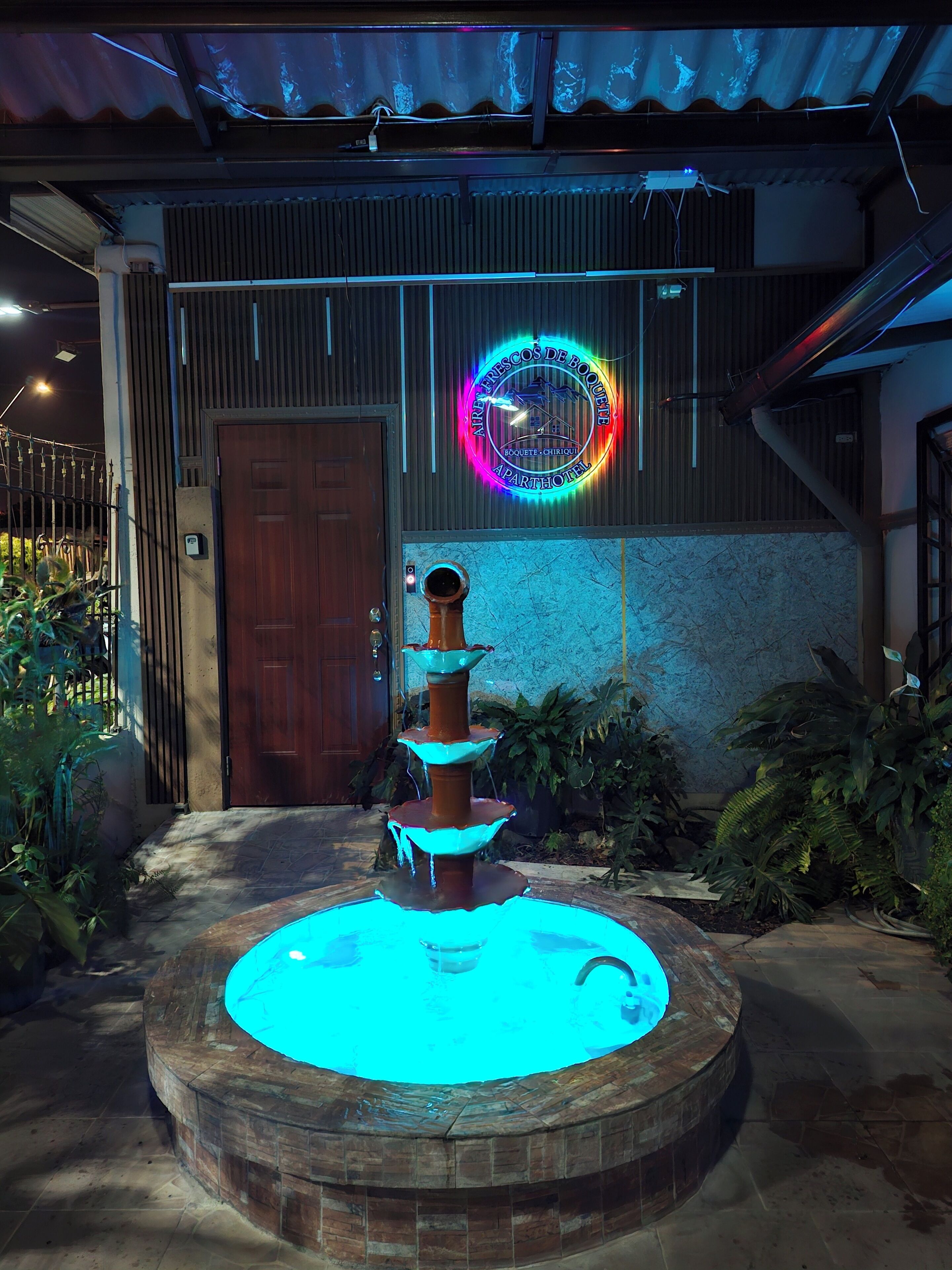 Vista frontal de la propiedad