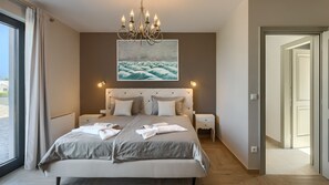 4 bedrooms, iron/ironing board, WiFi (free), bed sheets