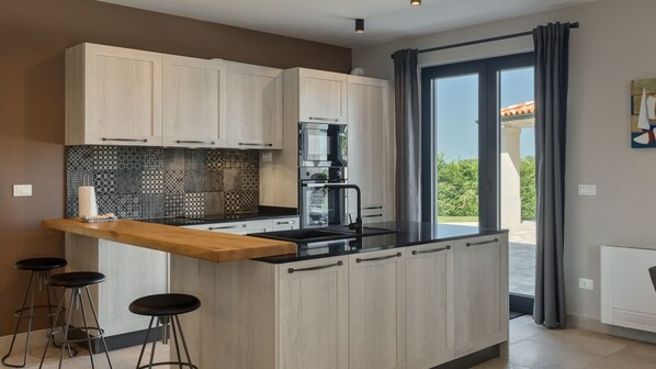 Fridge, microwave, oven, dishwasher - Villa Edoardo by Villas Guide (Vižinada)