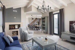 TV, fireplace