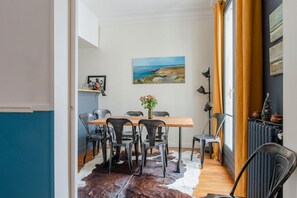 Kjøleskap, ovn og kjøkkenutstyr