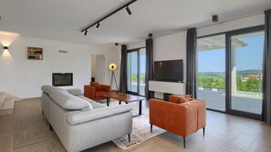 Televisión y chimenea 