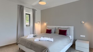 4 bedrooms, iron/ironing board, free WiFi, bed sheets