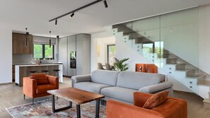 Televisión y chimenea 