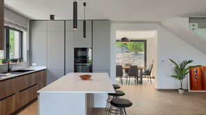 Refrigerador, microondas, horno y lavavajillas 