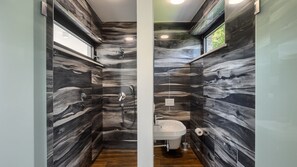 Dusche, Haartrockner, Handtücher
