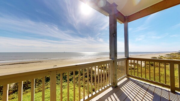 Property grounds - Sandy Cottage: 3 BR, 3 BA House in Crystal Beach, Sleeps 12 (Crystal Beach)
