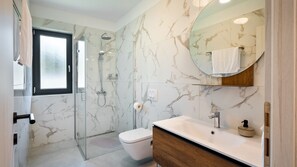 Dusche, Haartrockner, Handtücher