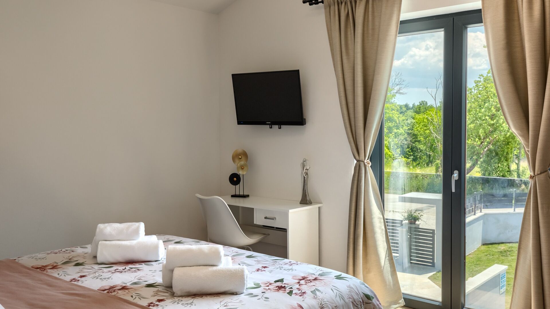 4 slaapkamers, een strijkplank/strijkijzer, gratis wifi, beddengoed
