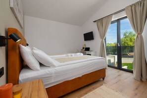 4 bedrooms, iron/ironing board, free WiFi, bed sheets