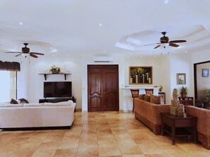 House | 4 bedrooms - Housekeeping BBQ Pool 4 TVs Garden Oceanview Villa Casa Sol Azul (Tempate)
