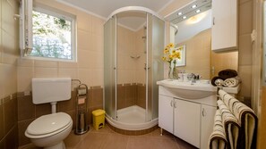 Douche, sèche-cheveux, serviettes fournies